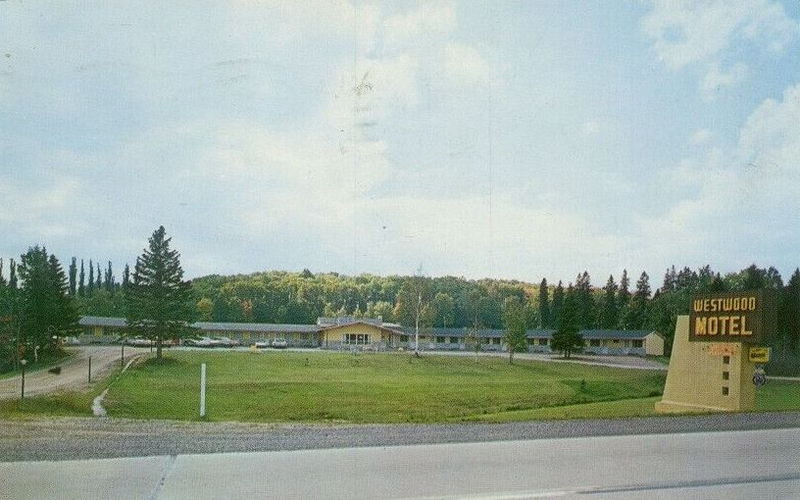 Westwood Motel (Days Inn Wyndham Marquette) - Vintage Postcard (newer photo)